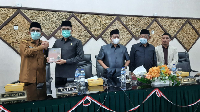 Walikota Padang Hendri Septa serahkan nota pengantar usulan tiga Ranperda kepada Ketua DPRD Padang Syafrial Kani.